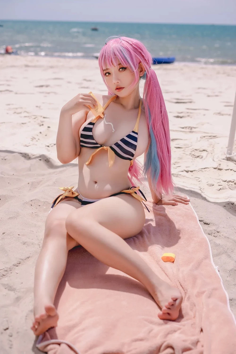 Nữ idol cosplayer Messie Huang Lộ Diện Nữ Thần Bikini trên bãi biển